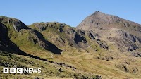 Walker dies after 'significant fall' on Snowdon