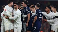 Arsenal 1 Man United 1 (Utd win 5-3 on pens): Missed chances, a red, pens and needle in cup thriller