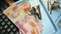 Indonesian Rupiah Falls to Five-Year Low on Trump Tariff Worries