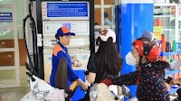 Gasoline price drops, RON 95-III close to 21,000 VND per liter