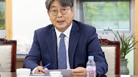Lee Chun-seok, the president-elect of the Iksan-gap Democratic Party of Korea, threw a ballpoint pen..