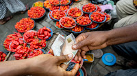 Nigeria’s Currency Slips Again, Shrugging Off Central Bank Steps