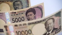 Traders Are Primed for More Yen Losses as Political Risks Mount