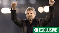Edwin van der Sar leaves door open to Man Utd return