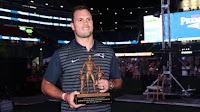 Hunter Henry honored as Ron Burton Community Service Award winner at 2025 Patriots Premiere