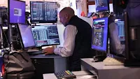 Fear of US recession rattles global markets as tech shares fall