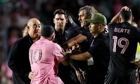 Messi bị CĐV lao vào quật ngã ở Puerto Rico