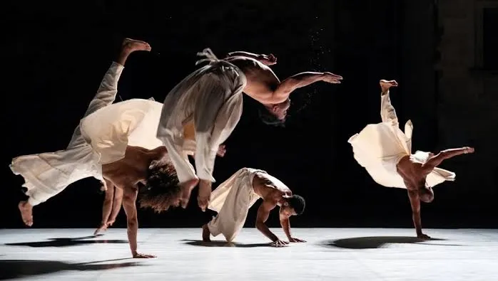 L'Institut français présente au Vietnam son spectacle de danse contemporaine renommé « L'amour du jour, la dette de la nuit ».