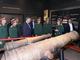 Party chief visits Việt Nam Military History Museum