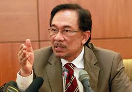Wan Muhammad Azri Wan Deris hari ini menafikan beliau merupakan blogger terkenal &quot;Papa Gomo&quot; seperti yang didakwa oleh Datuk Seri Anwar Ibrahim (gambar) ... - anwar_10302013_tminazir_006