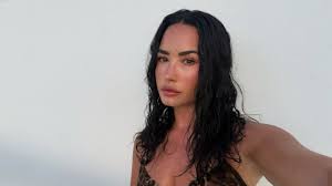 Demi Lovato desembarca no Brasil para show no Rock in Rio 2026
