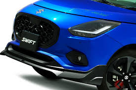 スズキが新「スイフト・エアロコンセプト」初公開！ ド迫力の「専用エアロパーツ」で武装した青い“ホットハッチ”登場へ！ スポーツカーの聖地で「本格スポーツ仕様」を実車展示！