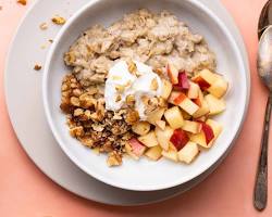 تصویر oatmeal with fruits and nuts