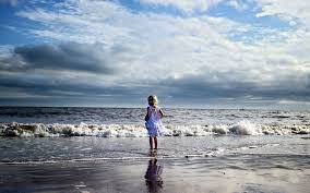 Resultado de imagen de imagenes de niña en la playa