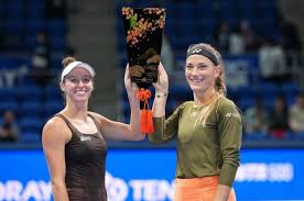 Stefani e Babos conquistam em Tóquio o 4º título da temporada