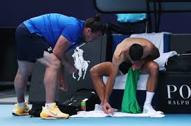 Bolha no pé interrompe jogo de Djokovic e chama a atenção no Australian Open; veja imagens