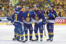 Hockey sur glace: Davos renverse Fribourg et se rapproche du titre