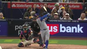 Luis Torrens crushes a home run