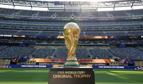 Quem leva a taça da Copa? Campeão fica com réplica, e brasileiros e um argentino têm dedo nisso