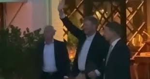 Koningspaar komt aan in Hurdegaryp voor overnachting, toegejuicht door mensenmassa bij hotel