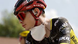Vingegaard sufre una dura caída y abandona el Tour en ambulancia