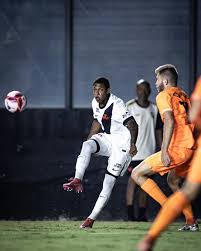 Apesar de ter viajado para a Colômbia, João Vitor está suspenso e não pode atuar contra o Independiente Medellín