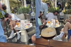 Meia do Everton, Grealish é visto desacordado em bar de Manchester