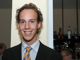 Aftredend bestuurslid Marnix van Kooij wordt vervangen door Tom Veldhuis. Het jongste lid van de VVD is Arjen Maathuis. - vvd1336-400