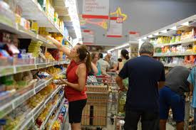 Quanto ganha um estoquista no Assaí, Carrefour e Atacadão em 2026? Veja salário e benefícios