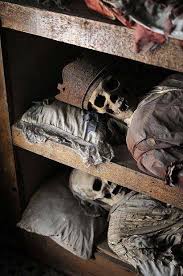 Church of the ᴅᴇᴀᴅ, Urbania, Italy 18 mummies are standing in individual glᴀss cases that have been on display behind the altar since 1833. Naturally mummified by the presence of a combination
