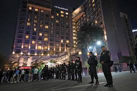 Mexicanos fazem barulho e sotatm fogos em frente ao hotel onde está a Inglaterra