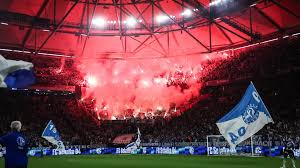 Schalkes Aufstieg überschattet: Fortuna-Fans werfen Pyrotechnik: 31-Jährige schwer verletzt