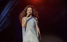 Paula Fernandes quebra jejum de 10 anos em Barretos com show no dia do aniversário e bolo no palco