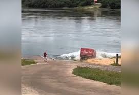 Resgate de carreta submersa no Rio Tocantins deve custar cerca de R$ 15 mil; motorista relata: ‘Tentei correr para embarcar’