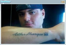 Carlinhos Silva tatua o nome do filho no braço - Reprodução. Publicidade - 117912_36