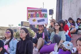 Mujeres se concentran en el Monumento de "Las tijeras" por el 8M