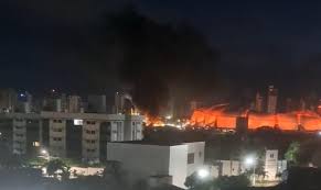 Incêndio atinge estrutura do Circo do Tirulipa na área externa da Arena das Dunas