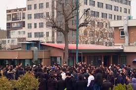 اخراج دو دانشجوی دانشگاه تهران به علت آتش زدن پرچم ایران