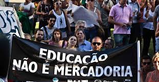 Resultado de imagem para FOTOS DE ESTUDANTES PROTESTANDO EM RUAS