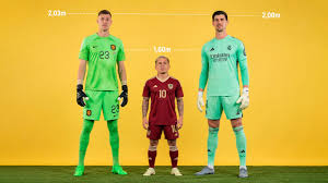 Os gigantes e baixinhos do futebol: qual a diferença de altura entre o jogador mais alto e o mais baixo da Copa 2026