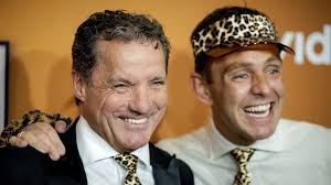 John de Bever live verrast met diamanten plaat: 50 miljoen streams voor ’Jij krijgt die lach niet van mijn gezicht’