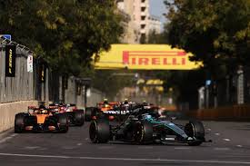 Russell gana un dramático final en Azerbaiyán, Colapinto abandona y Checo Pérez en 15