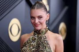 ‘Chronic Oversharer’ Kelsea Ballerini Vows to ‘Rein It In’ at 2026 Grammys Following Chase Stokes Split and Recoupling