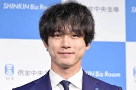 坂口健太郎、クールな短髪・ひげ＆メガネにファン熱狂「雰囲気変わりましたね～」「色気がダダ漏れ」（ENCOUNT）