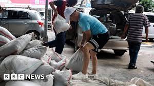 台风巴威来袭：近30年暴风半径最大，台湾10县市停班停课