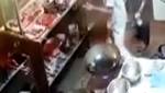 شاهد طاهي مطعم يسكب الزيت