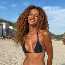 Atriz de "Três Graças" ostenta corpão de biquíni na praia: 'Mulher com M'