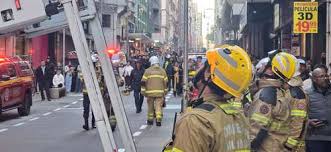 Bombeiros combatem incêndio na Rua dos Andradas e resgatam vítimas em segurança