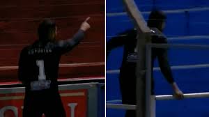 Un arquero uruguayo saltó a la tribuna para pelearse tras ser expulsado y desató una polémica que recorre el mundo: el descargo del futbolista
