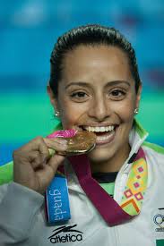 arriba: Tatiana Ortiz obtuvo la medalla de oro en clavados sincronizados durante los Juegos Panamericanos de Guadalajara 2011. - Panamericanos_Medalla_oro_01